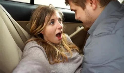 Пара сношается в машине и записывает секс на любительскую видеокамеру