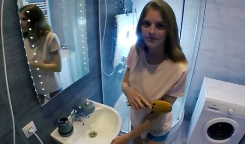 Сводный брат заперся в ванной со своей сестренкой и отодрал ее лысую дырку на камеру