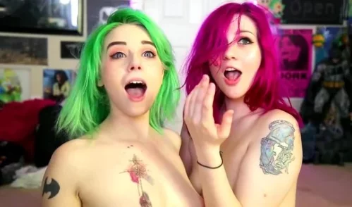 Неформальные девки лесбиянки трахают друг друга страпоном в прямом эфире секс чата